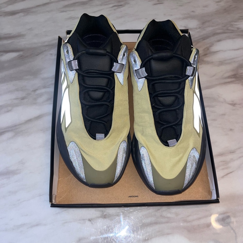 adidas Yeezy Boost 700 MNVN Resin size 6 in boys grade school
